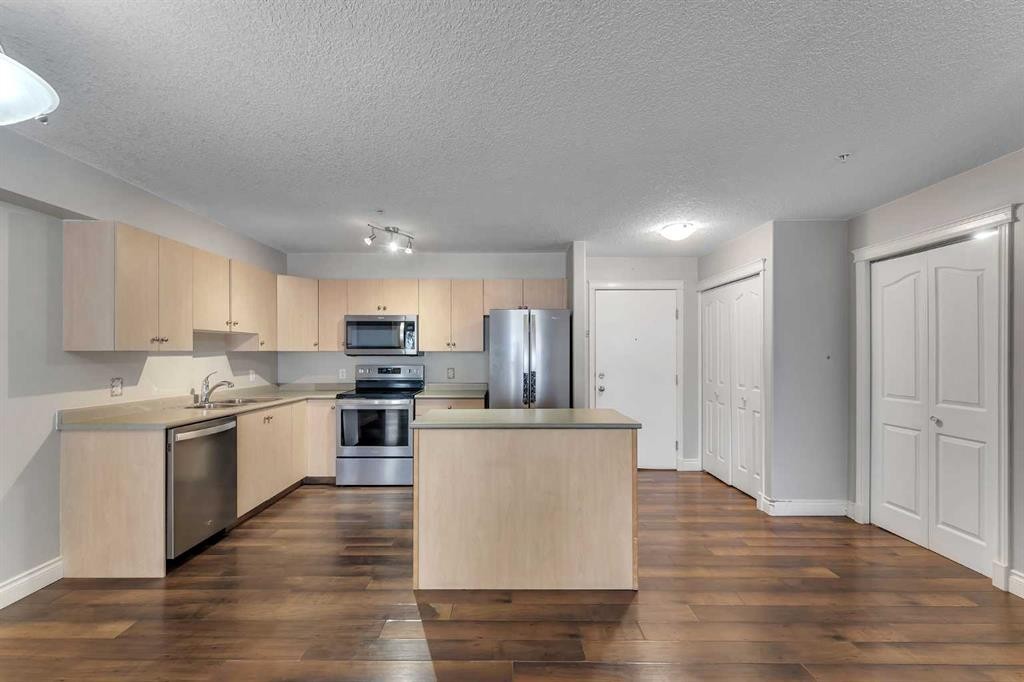 106-5500 Somervale Court Sw, Calgary, AB - Indoor Photo Showing Kitchen