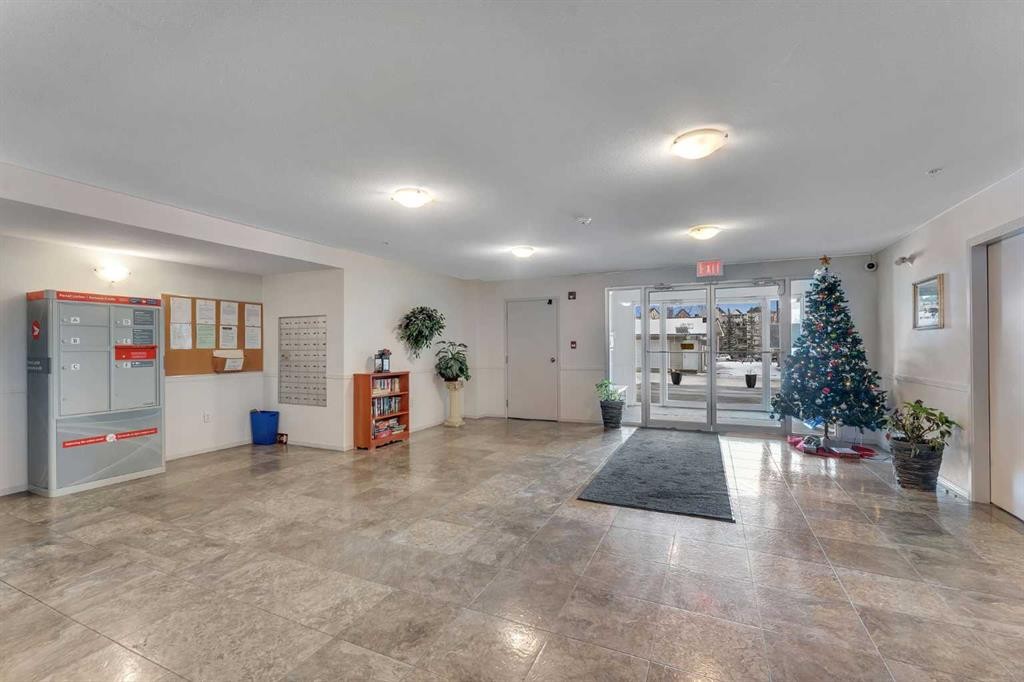 106-5500 Somervale Court Sw, Calgary, AB - Indoor Photo Showing Other Room