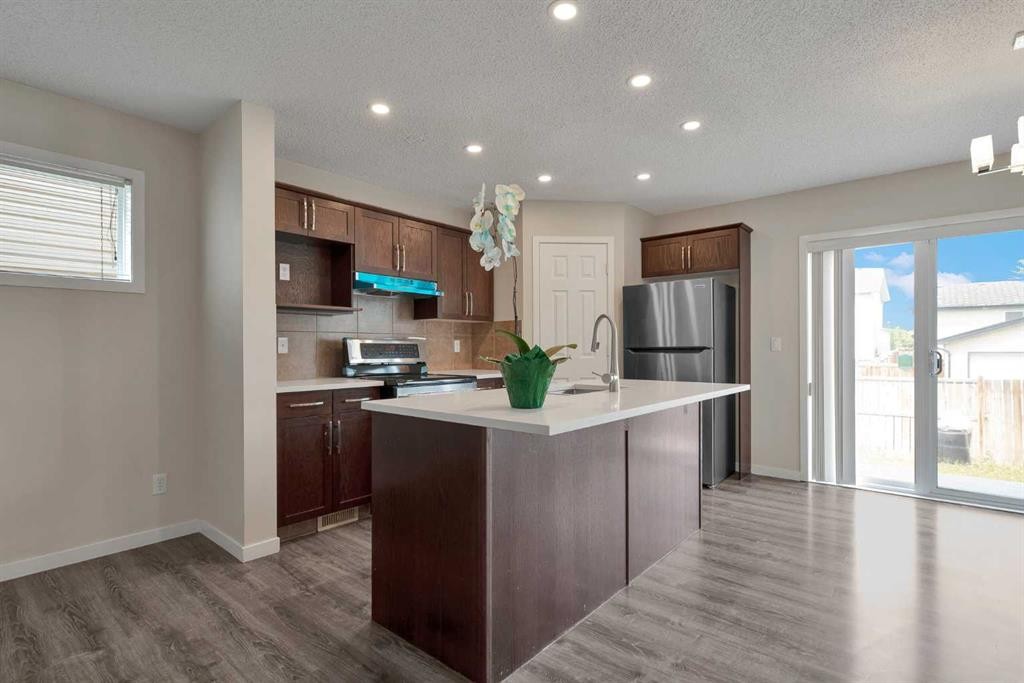203 Cranberry Green Se, Calgary, AB - Indoor Photo Showing Kitchen