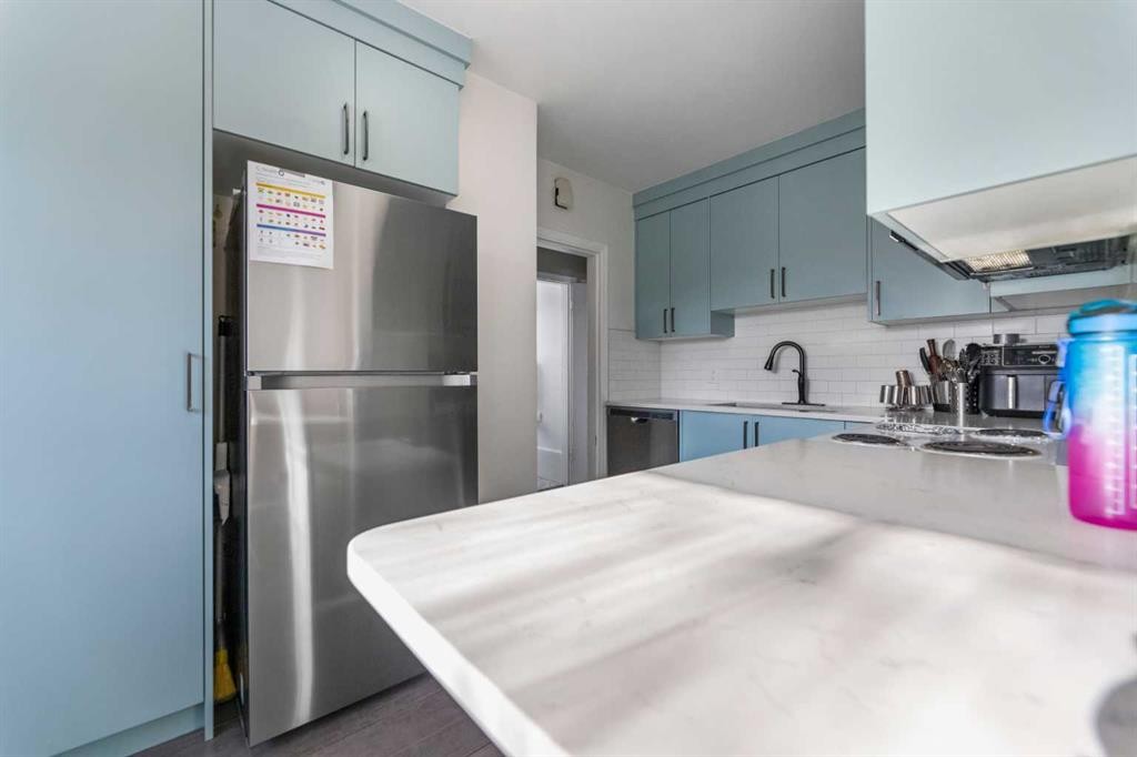 1623 Summit Street Sw, Calgary, AB - Indoor Photo Showing Kitchen