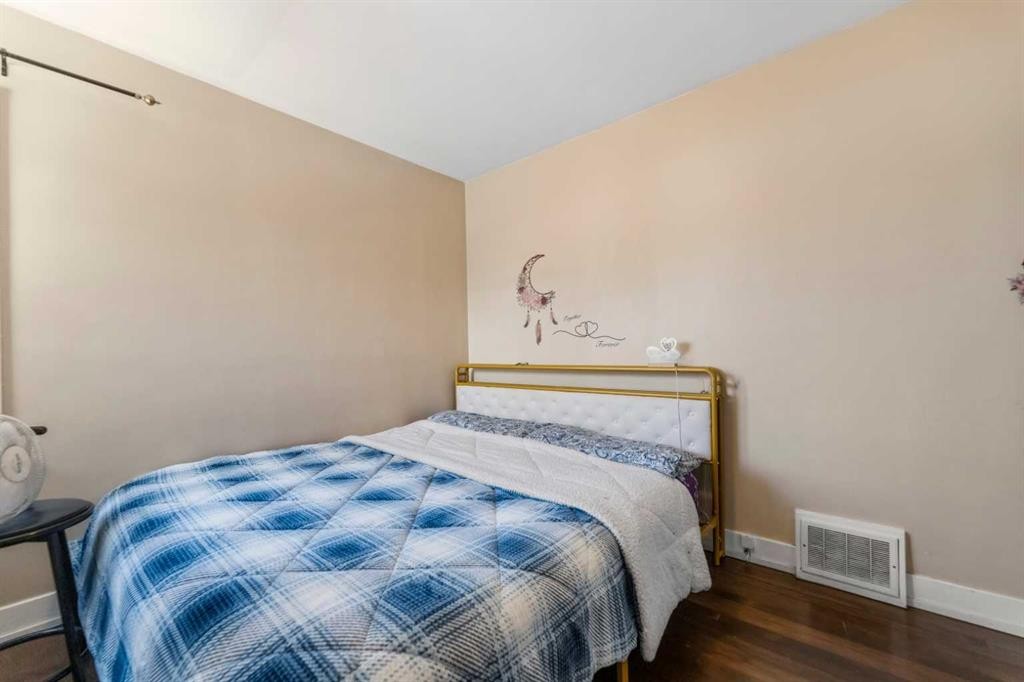 1623 Summit Street Sw, Calgary, AB - Indoor Photo Showing Bedroom