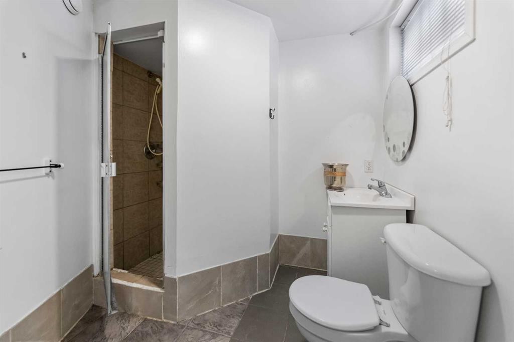 1623 Summit Street Sw, Calgary, AB - Indoor Photo Showing Bathroom