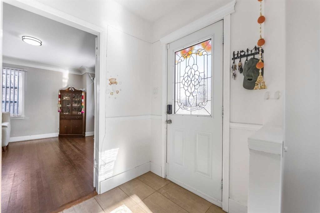 1623 Summit Street Sw, Calgary, AB - Indoor Photo Showing Other Room