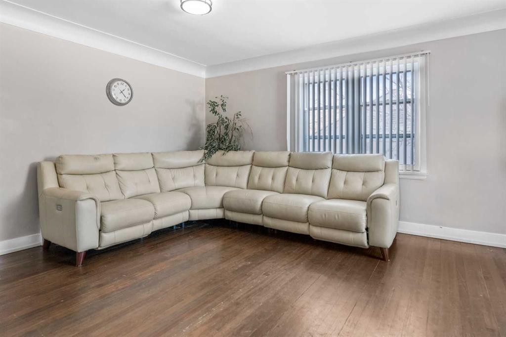 1623 Summit Street Sw, Calgary, AB - Indoor Photo Showing Living Room