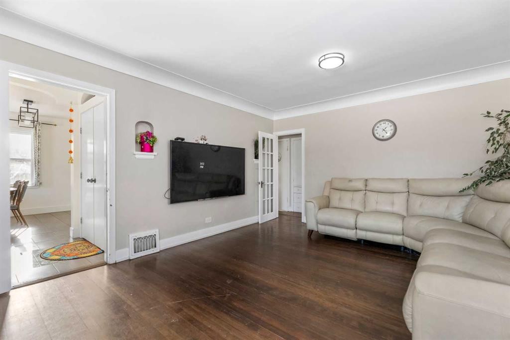 1623 Summit Street Sw, Calgary, AB - Indoor Photo Showing Living Room