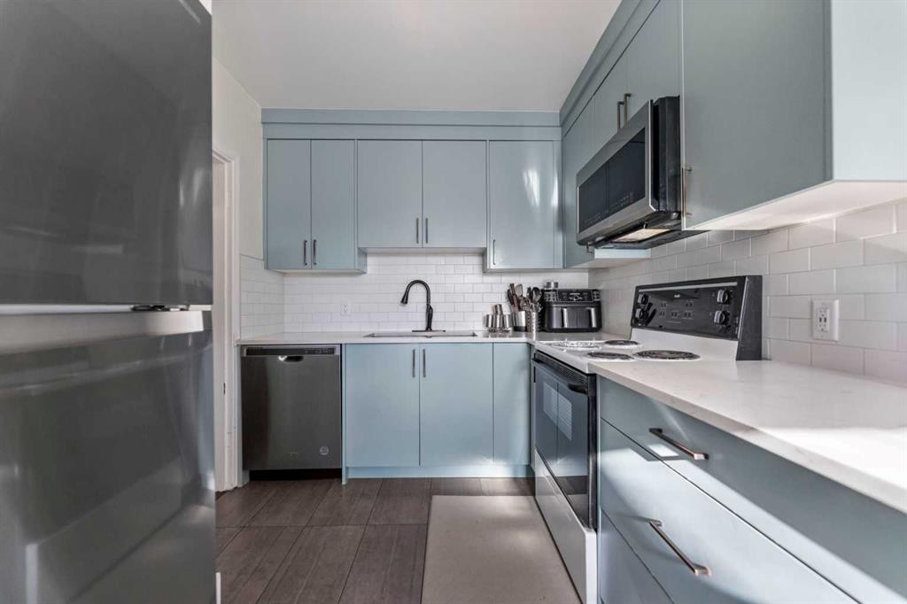 1623 Summit Street Sw, Calgary, AB - Indoor Photo Showing Kitchen