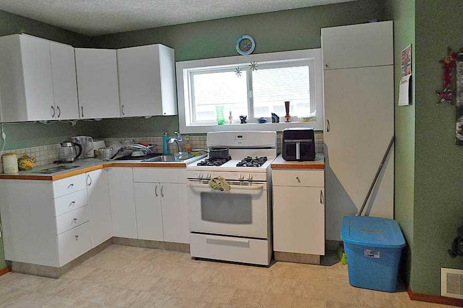 211 52 Avenue East, Claresholm, AB - Indoor Photo Showing Kitchen With Double Sink