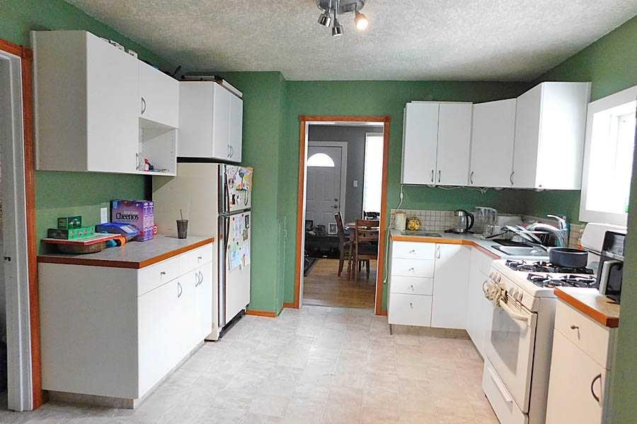 211 52 Avenue East, Claresholm, AB - Indoor Photo Showing Kitchen