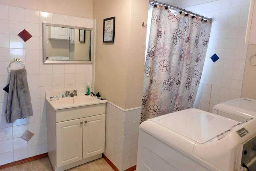 211 52 Avenue East, Claresholm, AB - Indoor Photo Showing Bathroom