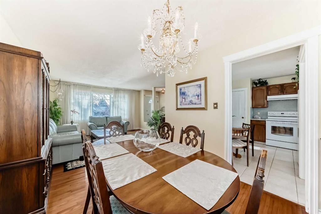 5232 44 Avenue Nw, Calgary, AB - Indoor Photo Showing Dining Room