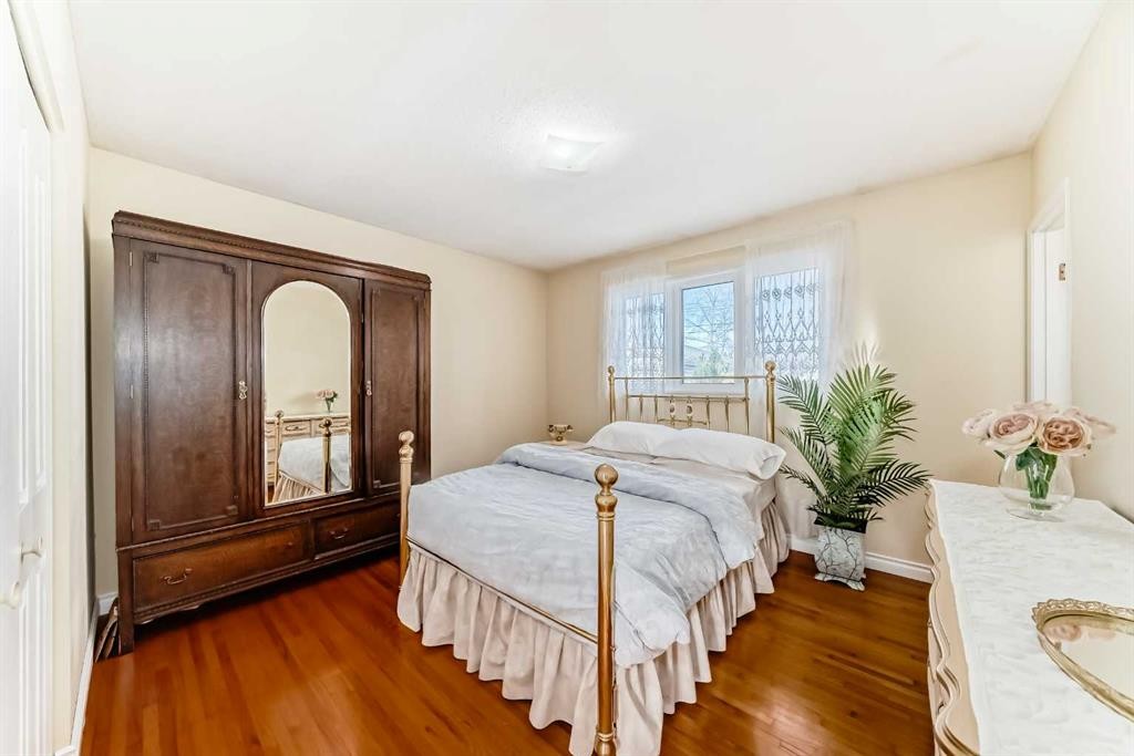 5232 44 Avenue Nw, Calgary, AB - Indoor Photo Showing Bedroom