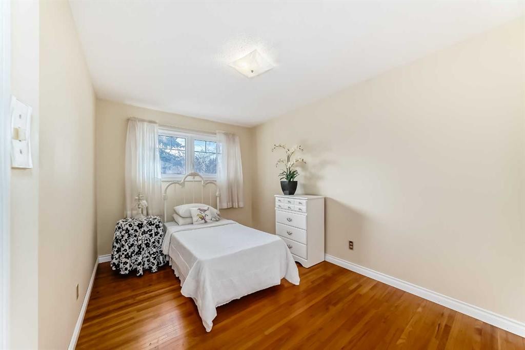 5232 44 Avenue Nw, Calgary, AB - Indoor Photo Showing Bedroom