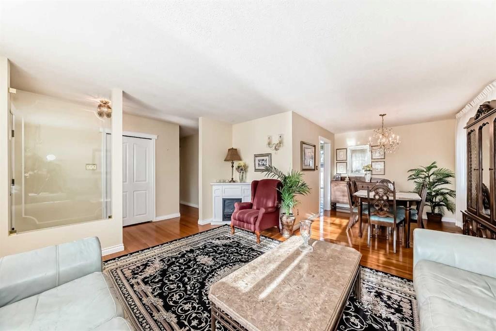 5232 44 Avenue Nw, Calgary, AB - Indoor Photo Showing Living Room
