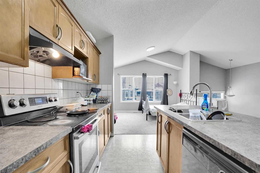 250 Martinwood Place Ne, Calgary, AB - Indoor Photo Showing Kitchen