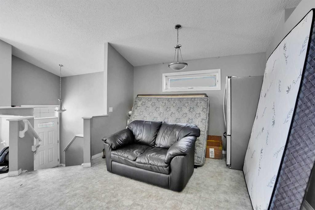 250 Martinwood Place Ne, Calgary, AB - Indoor