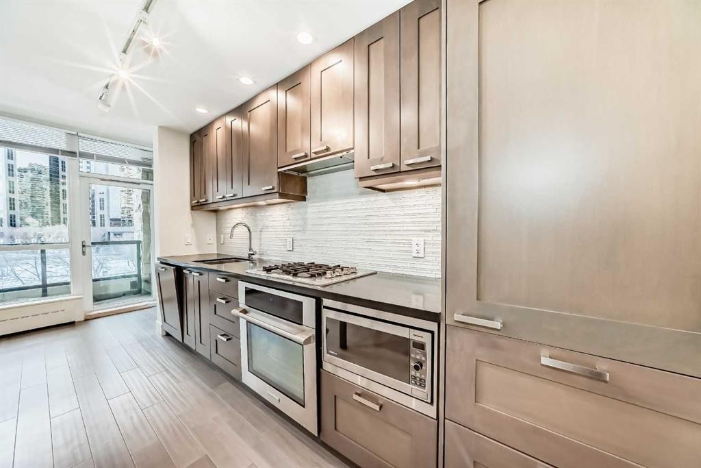322-222 Riverfront Avenue Sw, Calgary, AB - Indoor Photo Showing Kitchen With Upgraded Kitchen
