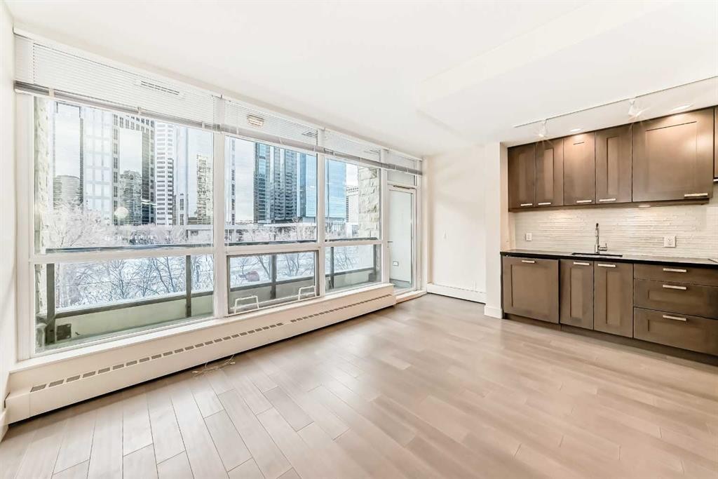 322-222 Riverfront Avenue Sw, Calgary, AB - Indoor Photo Showing Kitchen