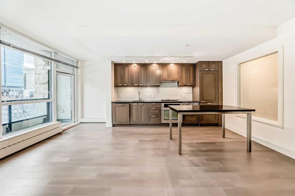 322-222 Riverfront Avenue Sw, Calgary, AB - Indoor Photo Showing Kitchen With Upgraded Kitchen