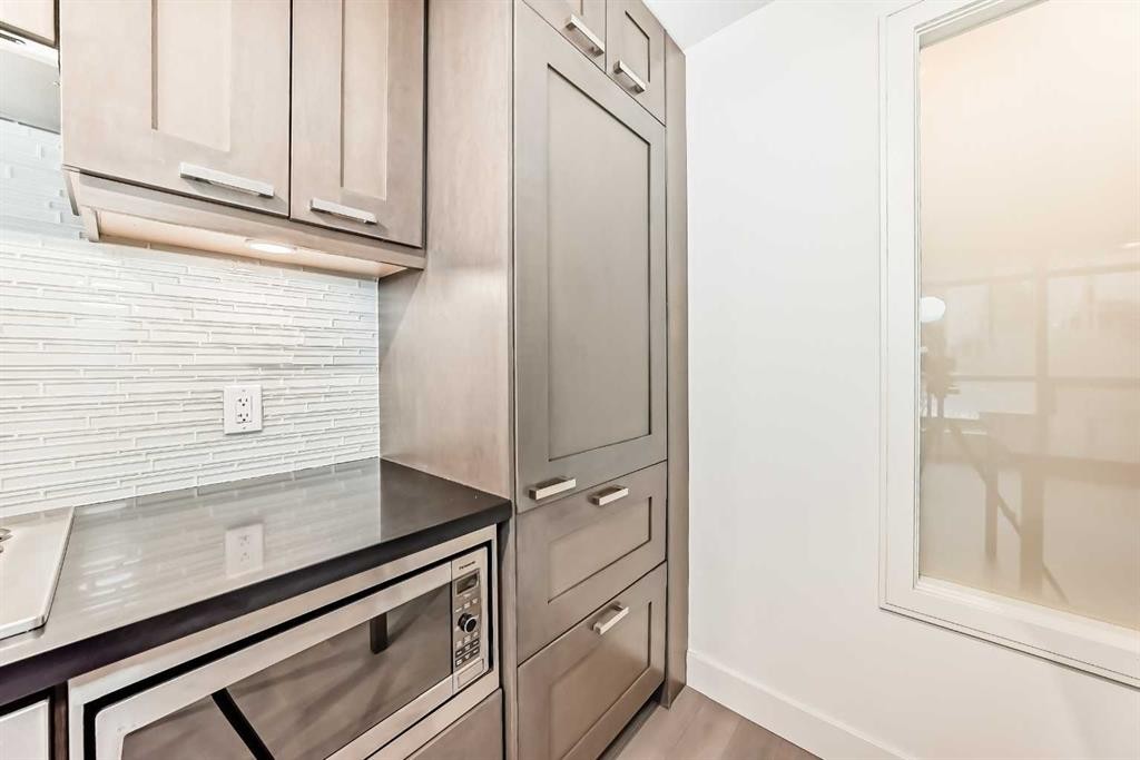 322-222 Riverfront Avenue Sw, Calgary, AB - Indoor Photo Showing Kitchen