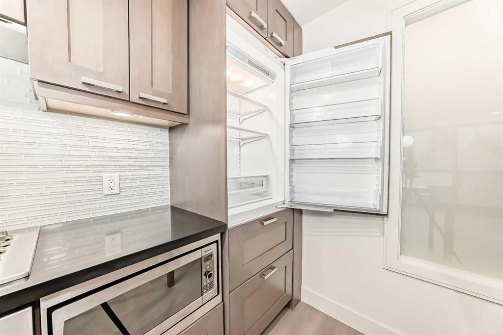 322-222 Riverfront Avenue Sw, Calgary, AB - Indoor Photo Showing Kitchen