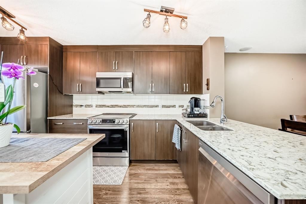 213 Auburn Bay Circle Se, Calgary, AB - Indoor Photo Showing Kitchen With Double Sink