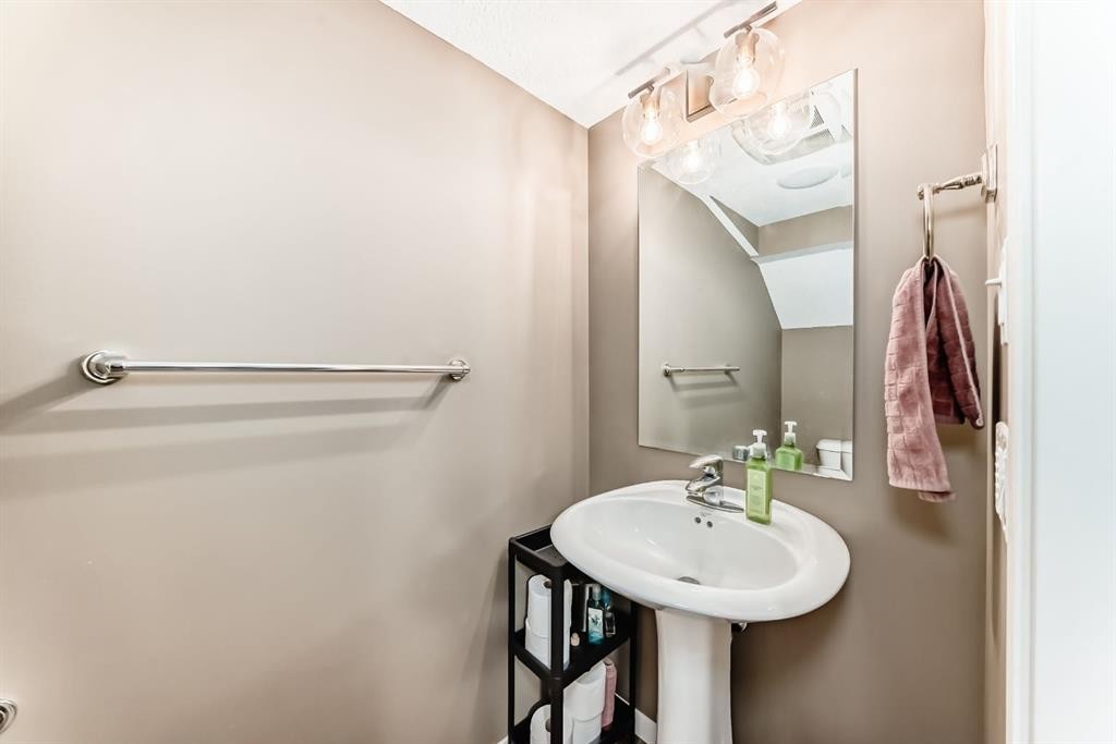 213 Auburn Bay Circle Se, Calgary, AB - Indoor Photo Showing Bathroom