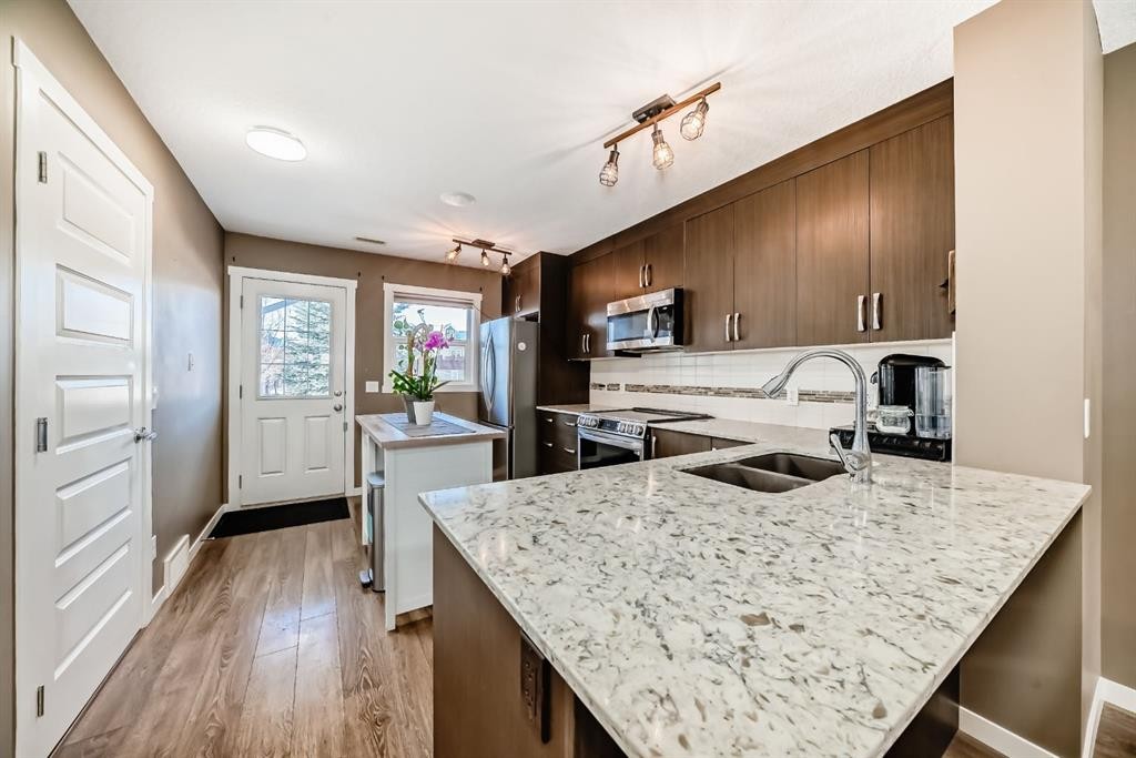 213 Auburn Bay Circle Se, Calgary, AB - Indoor Photo Showing Kitchen With Double Sink With Upgraded Kitchen