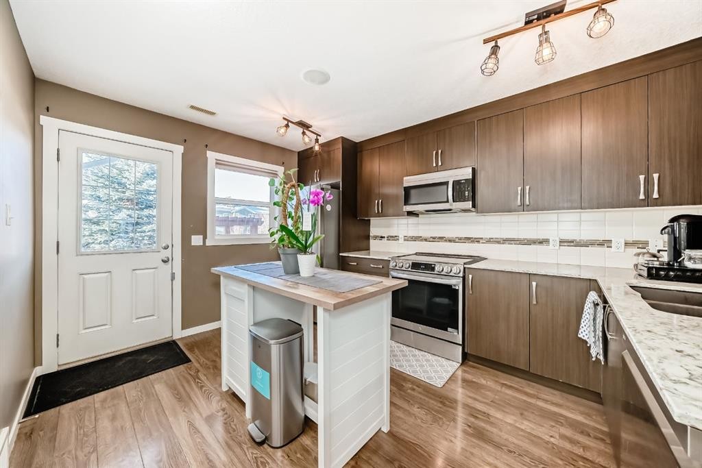 213 Auburn Bay Circle Se, Calgary, AB - Indoor Photo Showing Kitchen