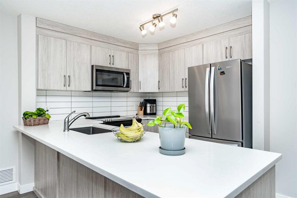 2104-6118 80 Avenue Ne, Calgary, AB - Indoor Photo Showing Kitchen With Stainless Steel Kitchen With Upgraded Kitchen