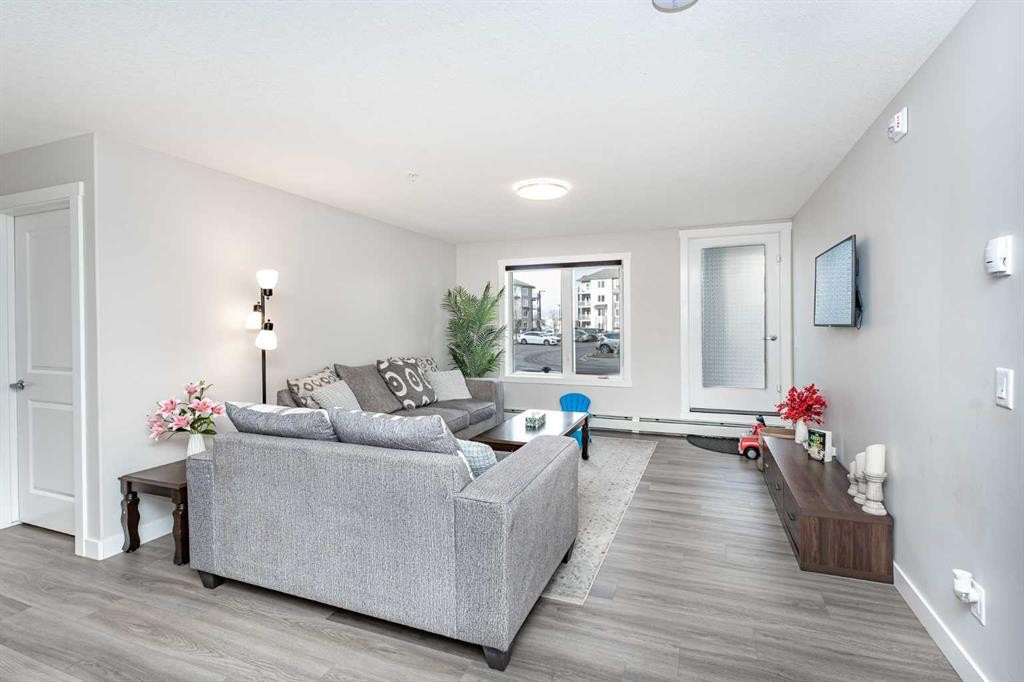 2104-6118 80 Avenue Ne, Calgary, AB - Indoor Photo Showing Living Room