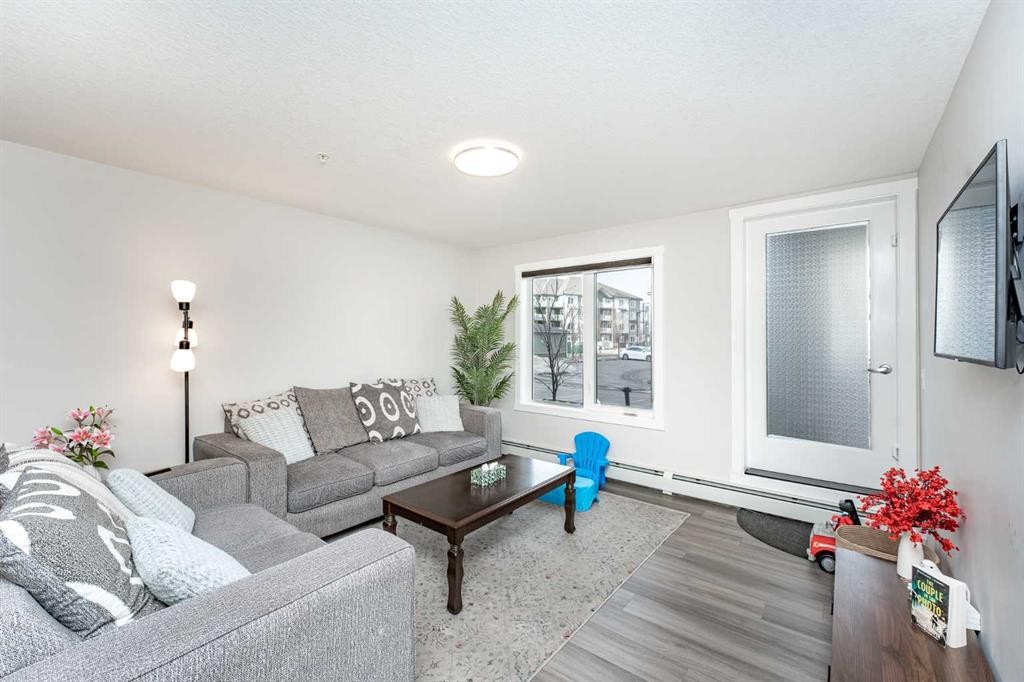 2104-6118 80 Avenue Ne, Calgary, AB - Indoor Photo Showing Living Room