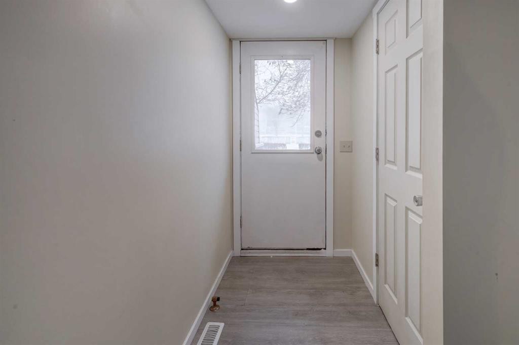 417 40 Street Ne, Calgary, AB - Indoor Photo Showing Other Room