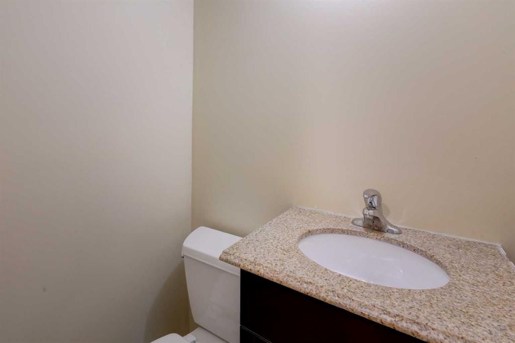 417 40 Street Ne, Calgary, AB - Indoor Photo Showing Bathroom