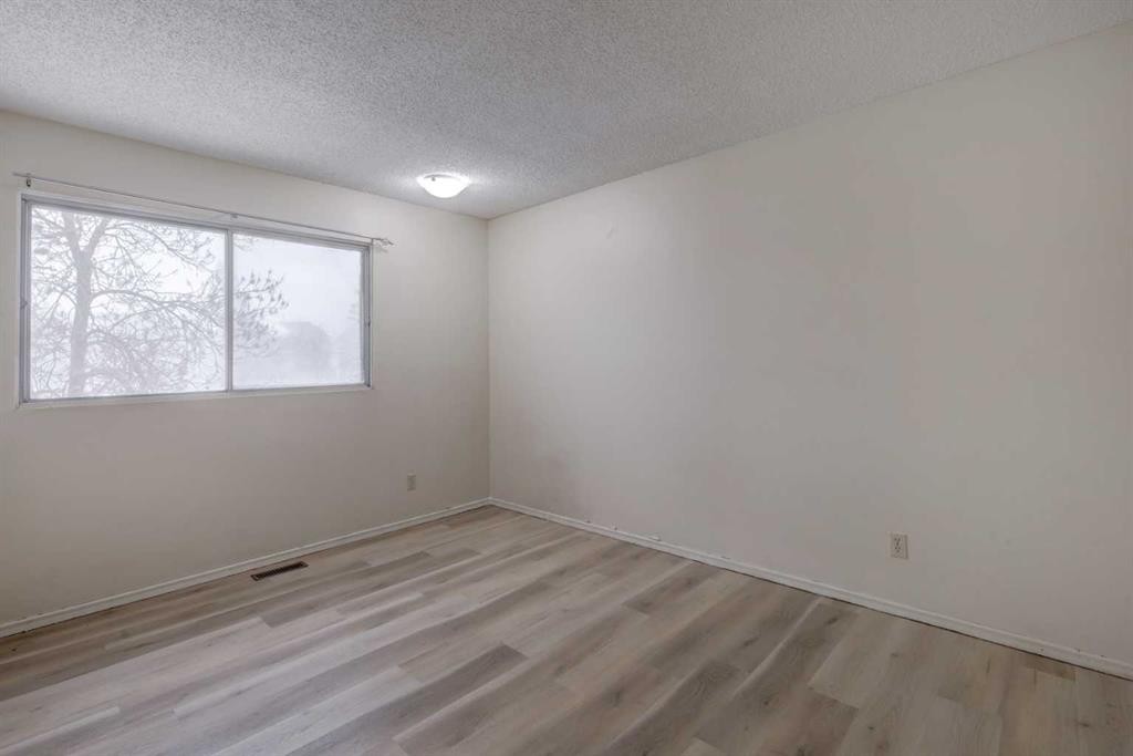 417 40 Street Ne, Calgary, AB - Indoor Photo Showing Other Room