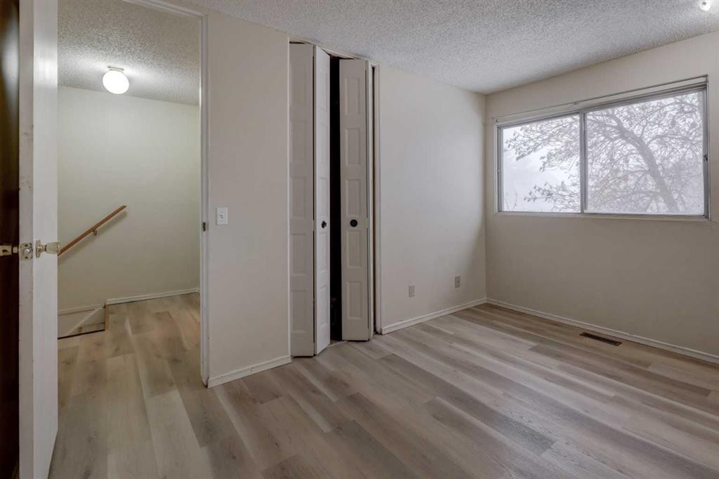 417 40 Street Ne, Calgary, AB - Indoor Photo Showing Other Room
