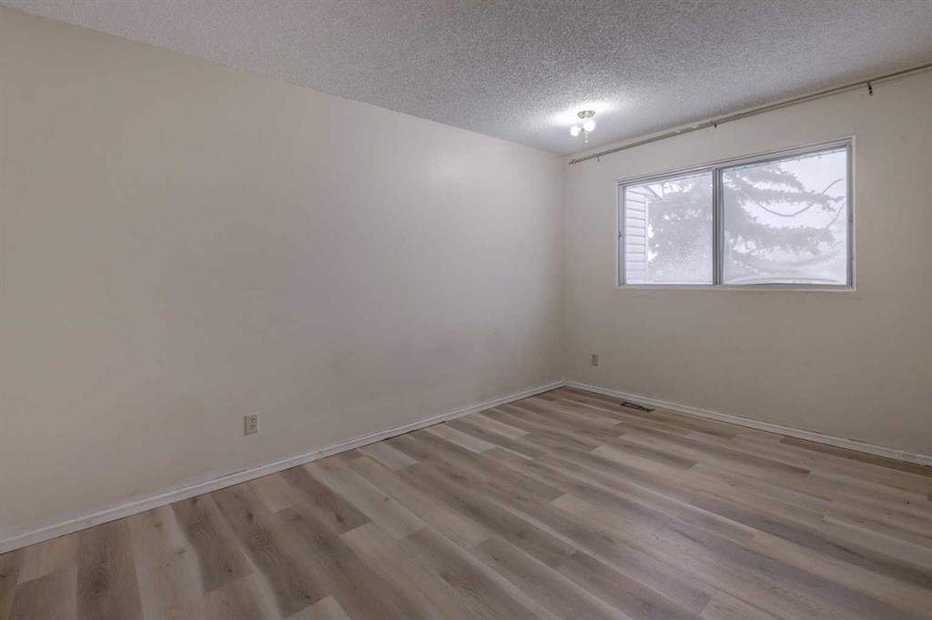 417 40 Street Ne, Calgary, AB - Indoor Photo Showing Other Room