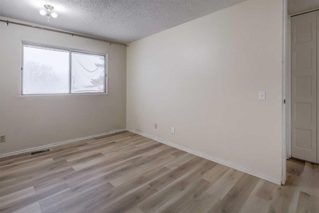 417 40 Street Ne, Calgary, AB - Indoor Photo Showing Other Room