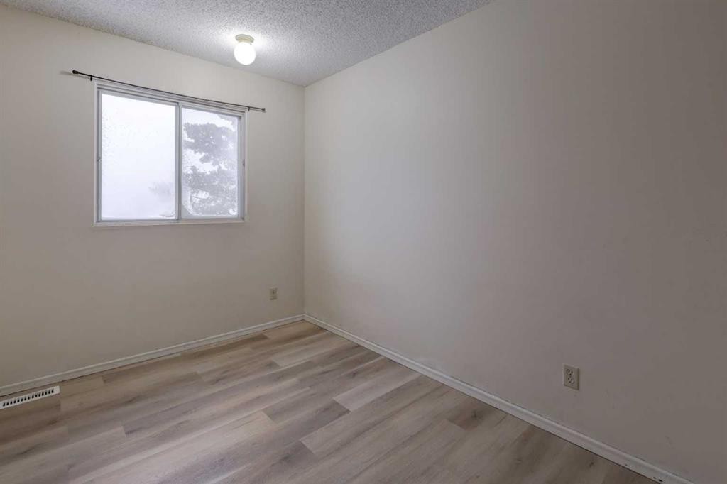 417 40 Street Ne, Calgary, AB - Indoor Photo Showing Other Room