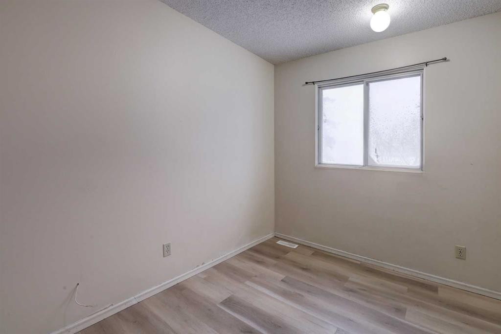 417 40 Street Ne, Calgary, AB - Indoor Photo Showing Other Room