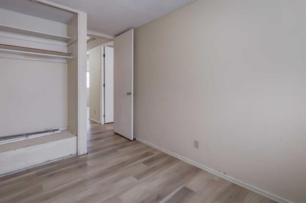 417 40 Street Ne, Calgary, AB - Indoor Photo Showing Other Room