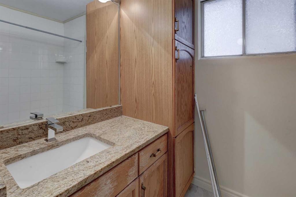 417 40 Street Ne, Calgary, AB - Indoor Photo Showing Bathroom