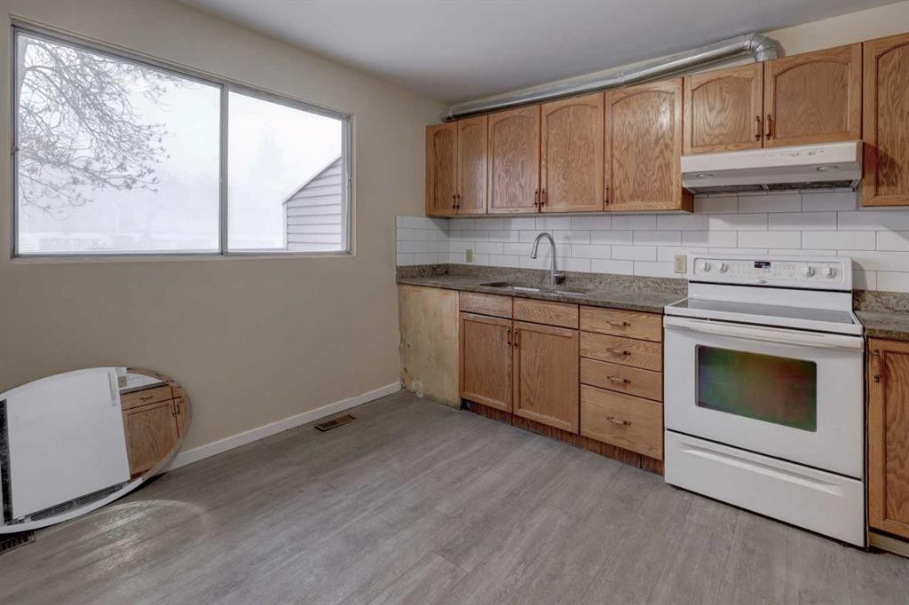 417 40 Street Ne, Calgary, AB - Indoor Photo Showing Kitchen