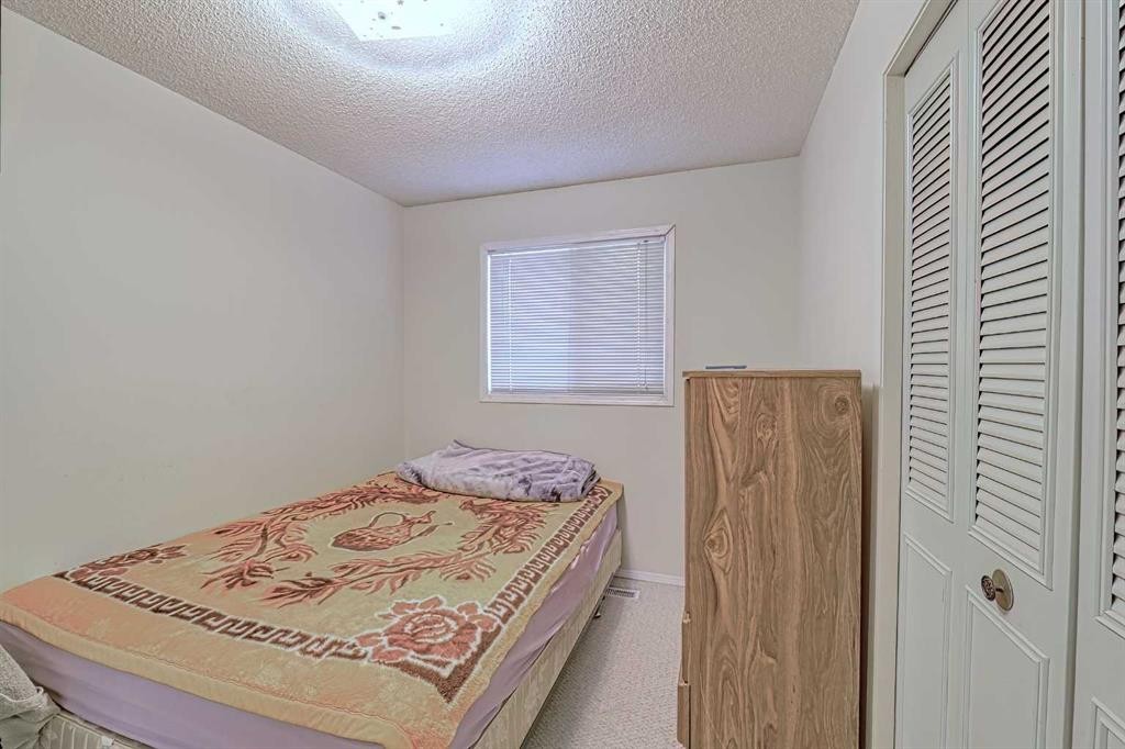 24 Shawmeadows Road Sw, Calgary, AB - Indoor Photo Showing Bedroom