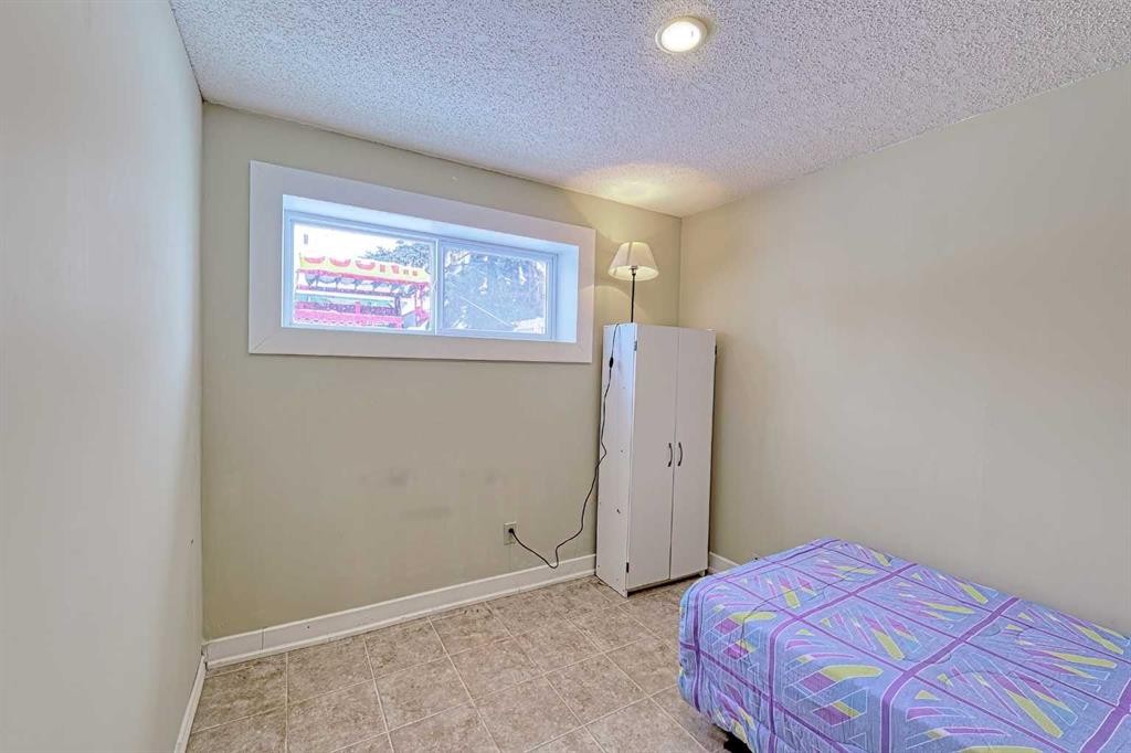 24 Shawmeadows Road Sw, Calgary, AB - Indoor Photo Showing Bedroom