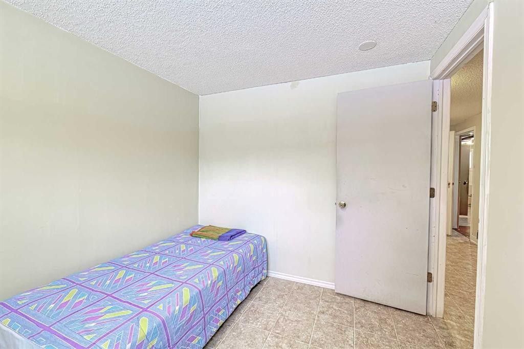 24 Shawmeadows Road Sw, Calgary, AB - Indoor Photo Showing Bedroom