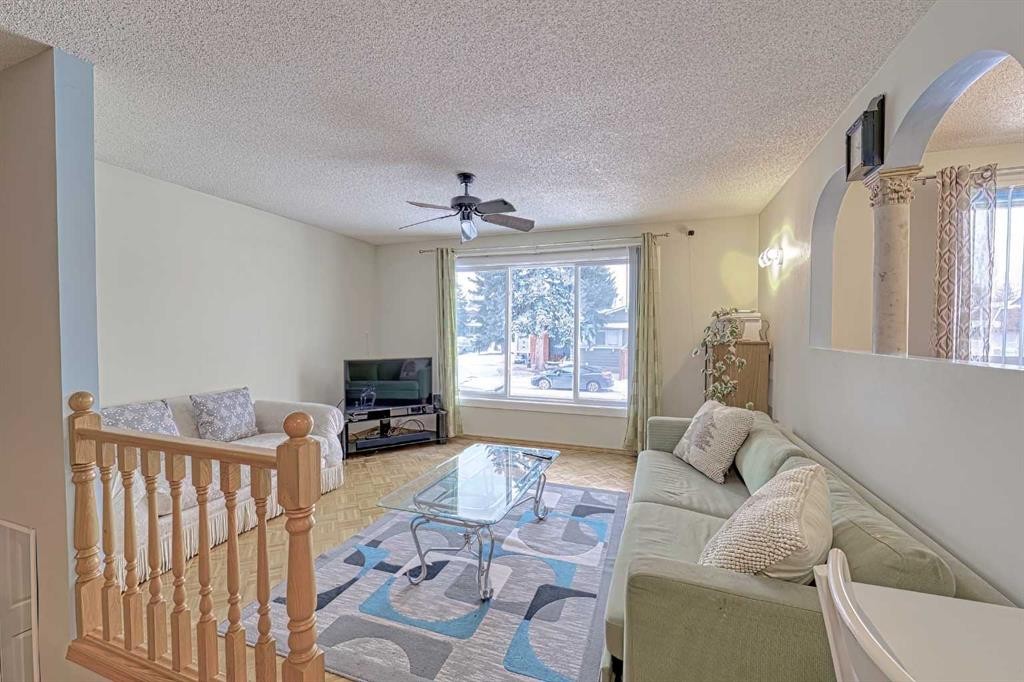 24 Shawmeadows Road Sw, Calgary, AB - Indoor Photo Showing Living Room
