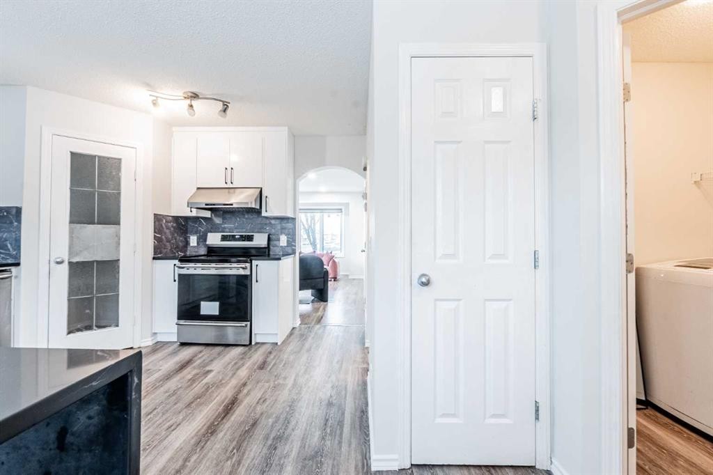 913 Taradale Drive Ne, Calgary, AB - Indoor Photo Showing Kitchen