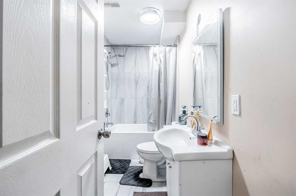 913 Taradale Drive Ne, Calgary, AB - Indoor Photo Showing Bathroom