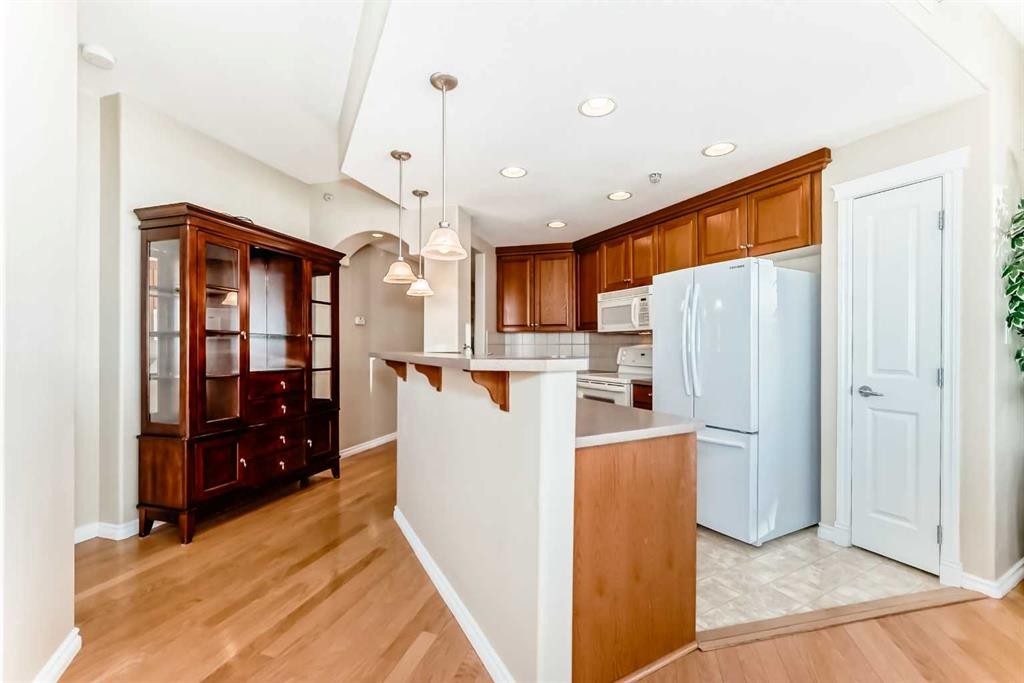 708-1726 14 Avenue Nw, Calgary, AB - Indoor Photo Showing Kitchen