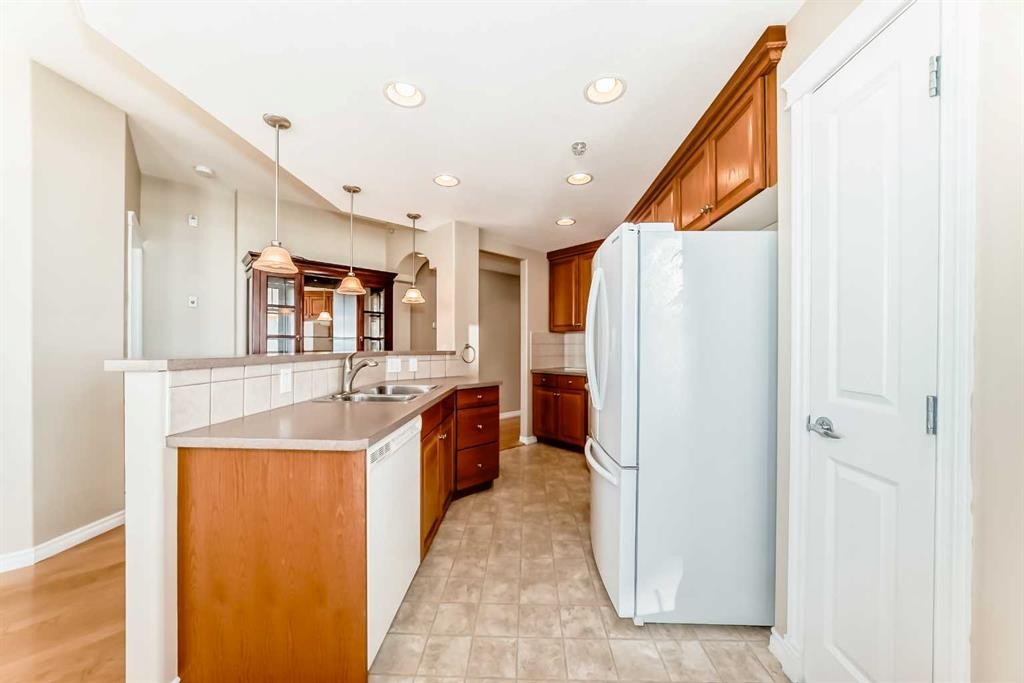 708-1726 14 Avenue Nw, Calgary, AB - Indoor Photo Showing Kitchen With Double Sink